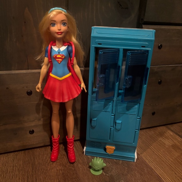 Mattel DC Super Hero Girls X-Ray Supergirl Doll Set w/ School Locker - Picture 3 of 10
